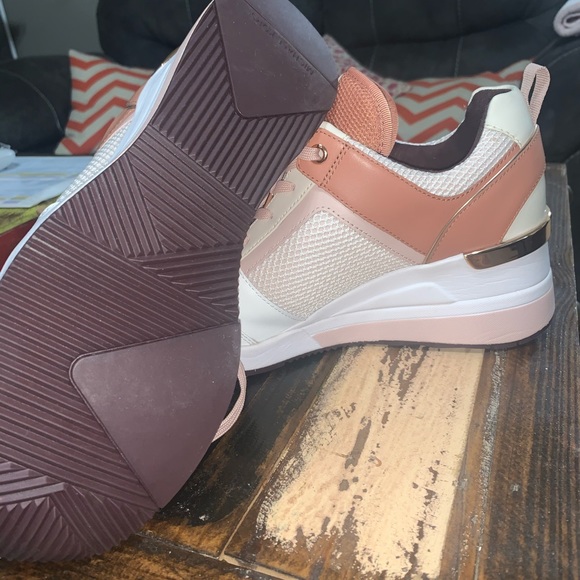 Michael KORS trainers BRAND NEW SIZE 9 - Picture 3 of 5